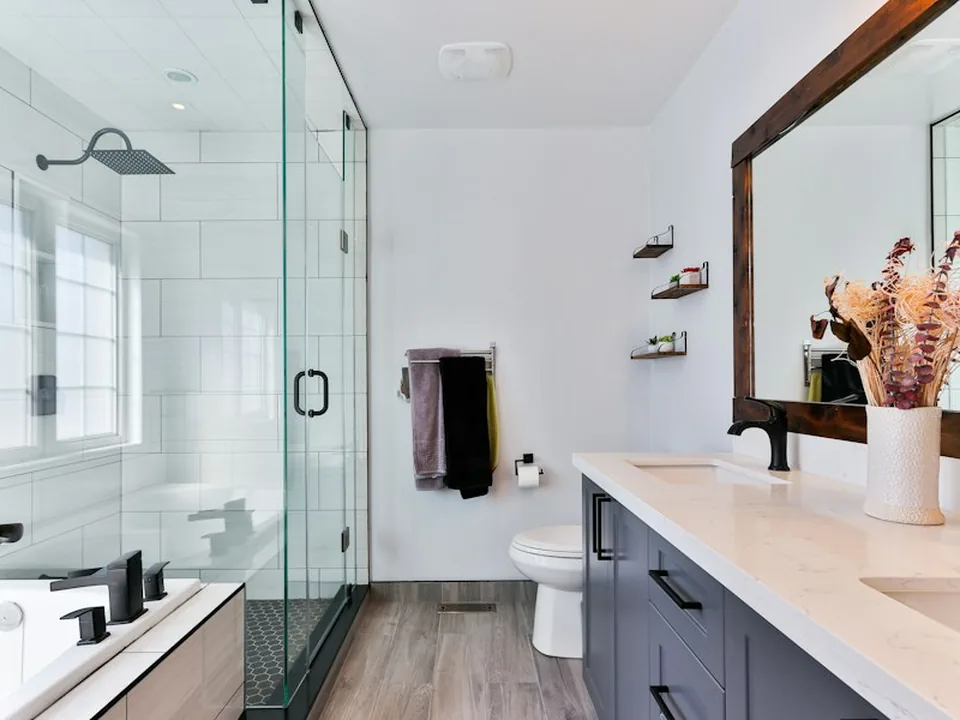 Frameless glass shower with structural glazing joints